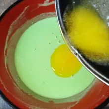 Masukkan margarin yang sudah dilelehkan terlebih dahulu, aduk rata.