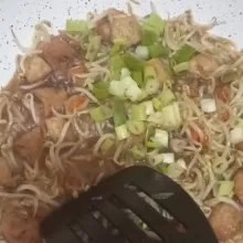 Sesaat sebelum api dimatikan, masukkan irisan daun bawang. Aduk rata, terakhir masukkan bawang goreng dan siap disajikan.