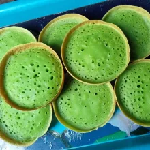 Masak hingga matang, lalu keluarkan dari cetakan dan oles permukaan kue dengan margarin.