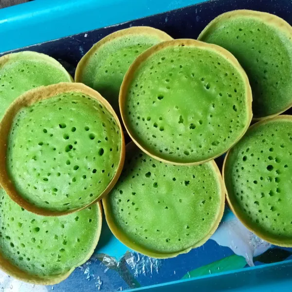 Masak hingga matang, lalu keluarkan dari cetakan dan oles permukaan kue dengan margarin.