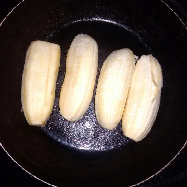Panaskan wajan anti lengket, olesi dengan margarin, panggang pisang sebentar.