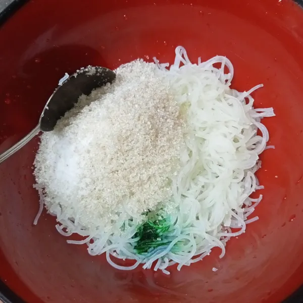 Campur bihun, gula pasir, garam dan pasta pandan, aduk rata.