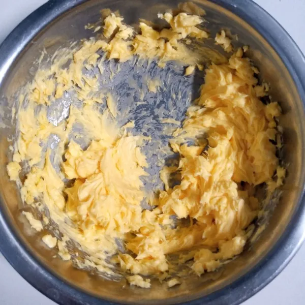 Mixer margarin dan kuning telur sampai tercampur rata.