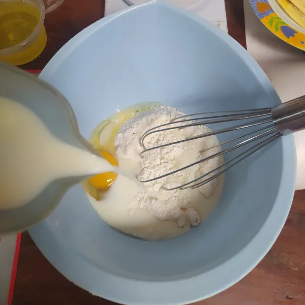 Campur terigu, gula, garam, telur, minyak goreng dan susu cair sambil diaduk dengan ballon whisk.