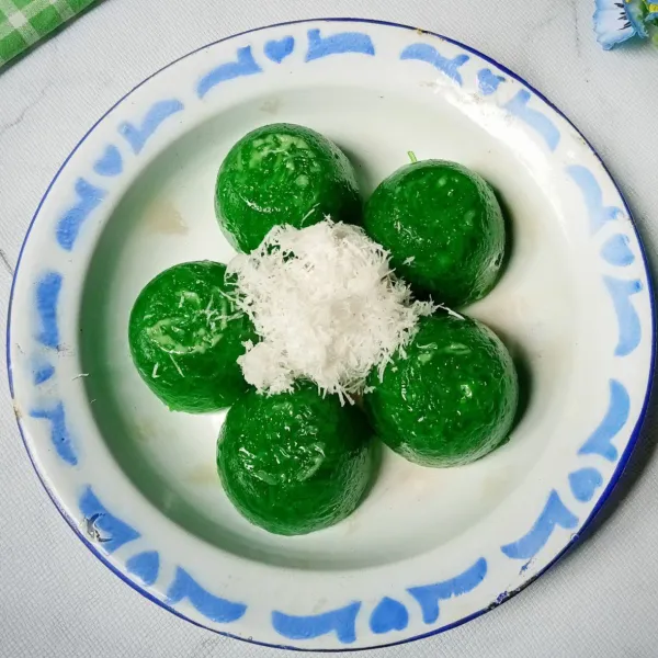 Keluarkan dari cetakan dan sajikan dengan taburan kelapa parut.