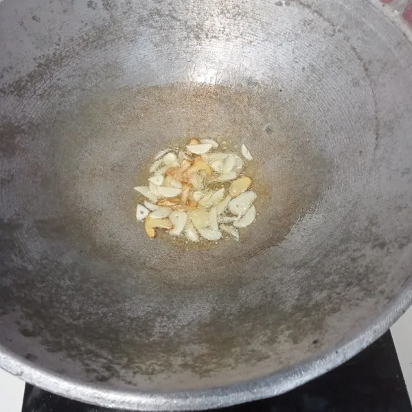 Tumis jahe dan bawang putih sampai kuning keemasan.