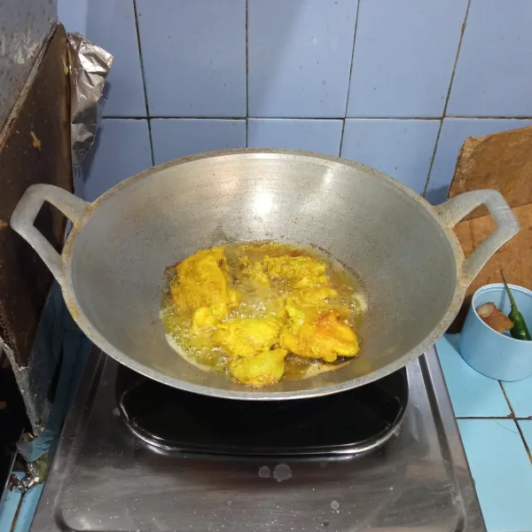 Setelah itu panaskan minyak, goreng ayam sampai kuning keemasan.