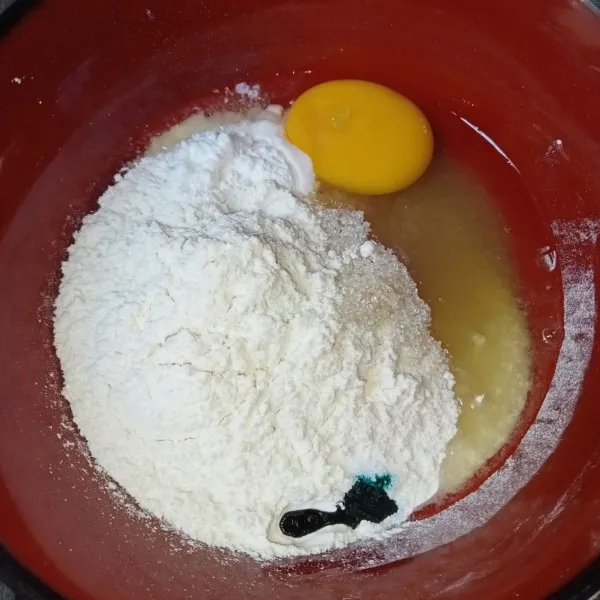 Campur terigu, gula pasir, telur, baking powder, soda kue, pasta pandan dan garam.