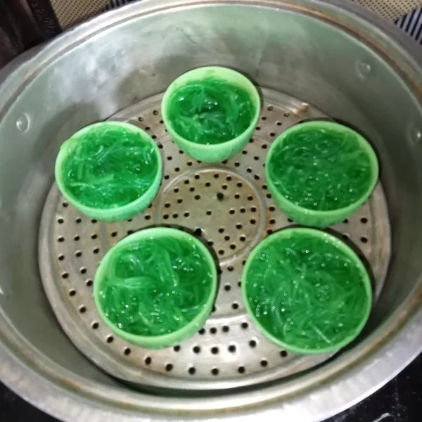 Masukkan ke dalam kukusan yang sudah dipanaskan terlebih dahulu, kukus sekitar 15-20 menit atau hingga matang.