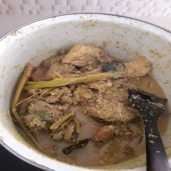 Setelah air menyusut, koreksi rasa lalu matikan api. 
Pada tahap ini jika tidak langsung digoreng bisa disimpan di dalam kulkas.