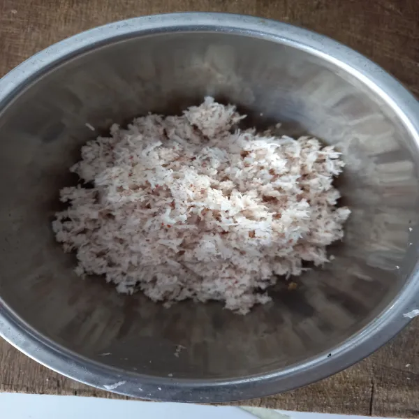 Siapkan topingnya : kelapa yang sudah diparut diberi garam, aduk rata dan dikukus selama 15 menit, kemudian siap untuk ditaburi di atas getuk.