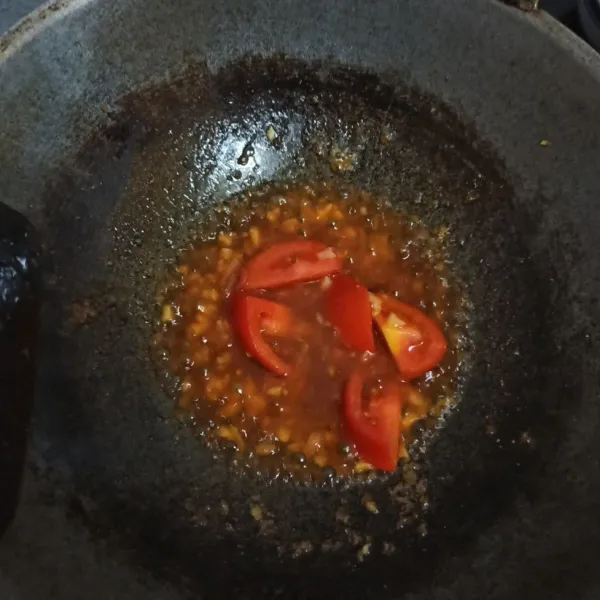 Masukkan tomat yang sudah dipotong, aduk rata.