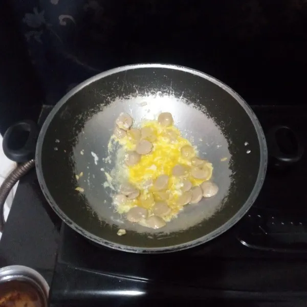 Masukkan telur, masak orak arik.