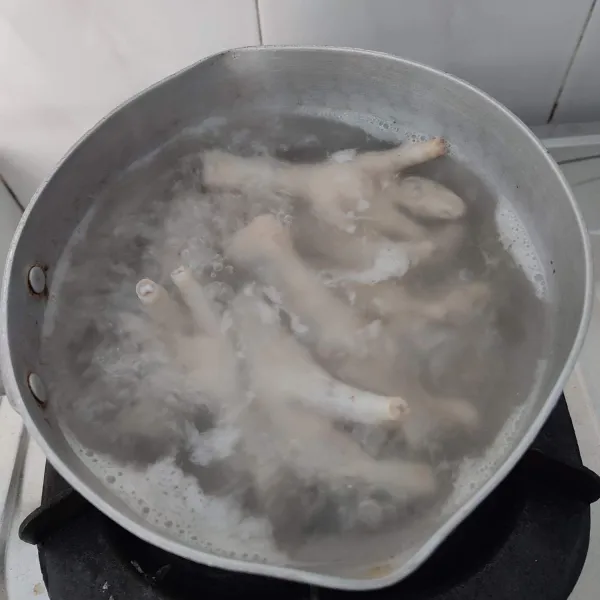 Cuci bersih ceker ayam kemudian rebus sampai empuk.