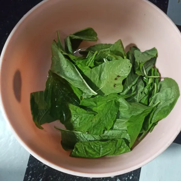 Siapkan daun bayam, cuci bersih.