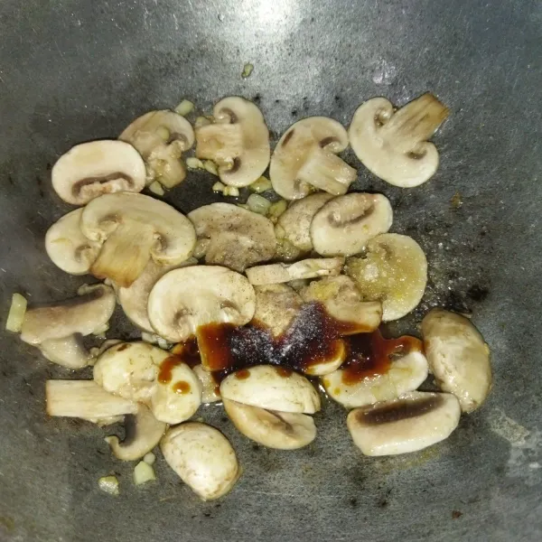 Lalu masukkan  jamur, saus tiram, minyak wijen, gula pasir dan merica, aduk rata.
