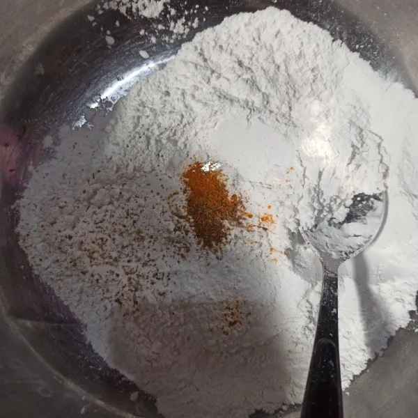 Campur semua bahan kering, aduk rata.