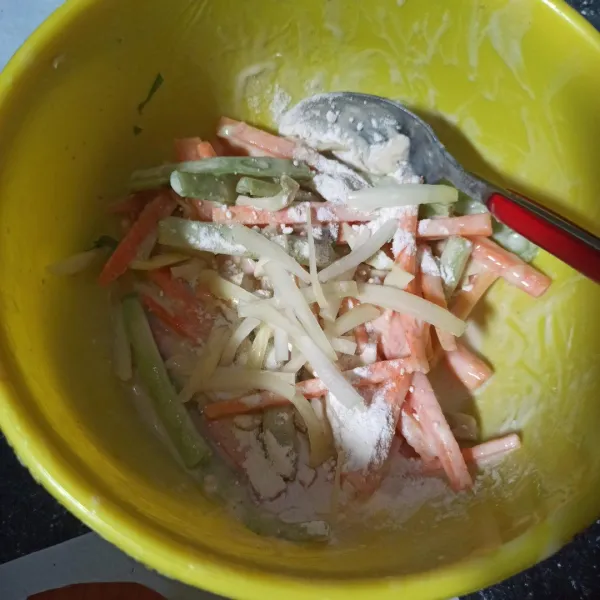 Tambahkan bawang bombay, aduk rata.