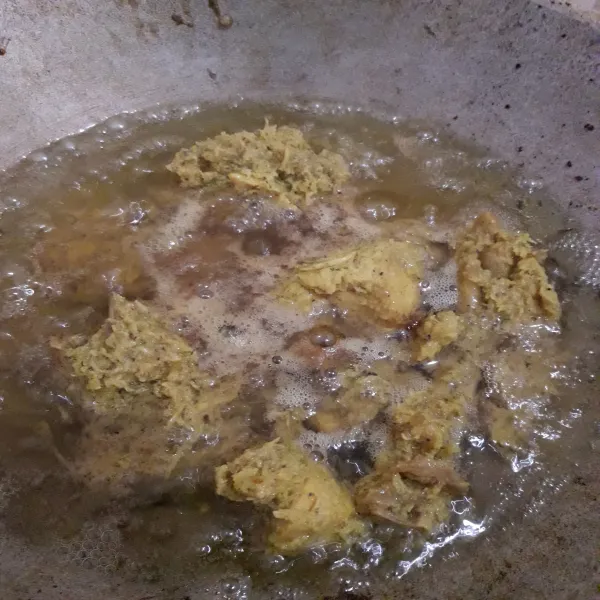 Panaskan minyak goreng. 
Goreng ayam sampai bagian luar berwarna kecokelatan.