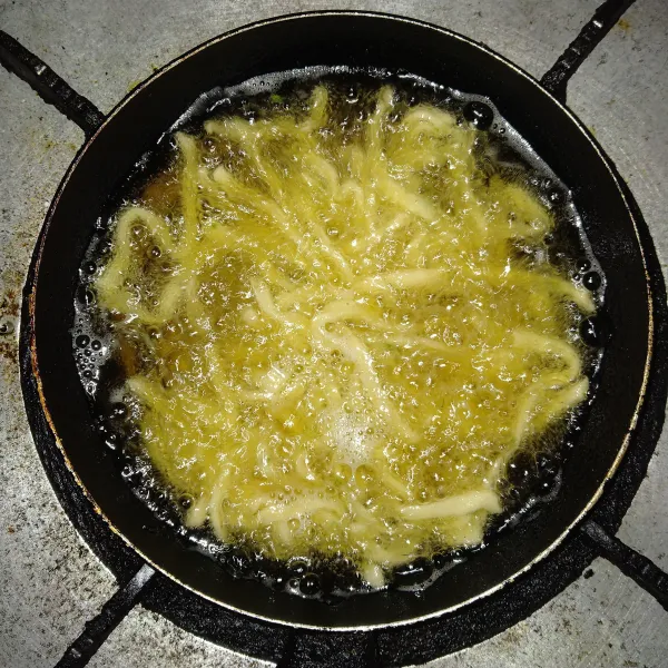 Panaskan minyak goreng hingga matang, biarkan dingin dan siap untuk disajikan.