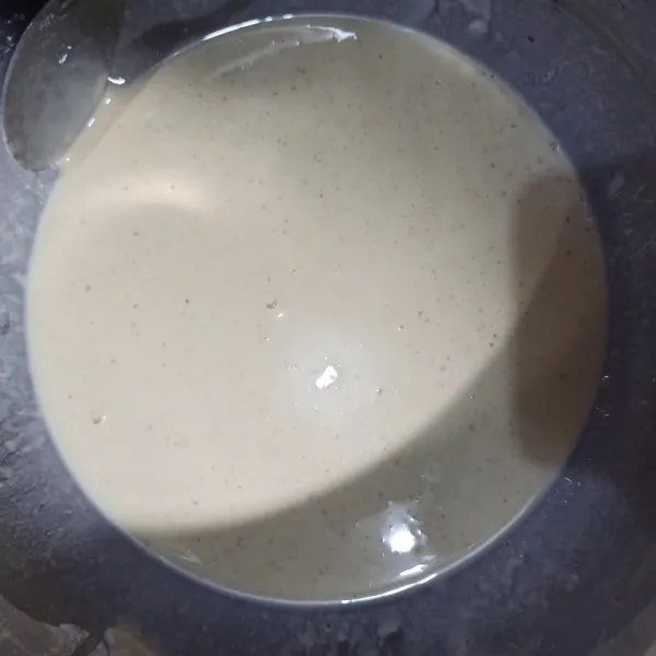 Perlahan masukkan air dan telur lalu aduk rata. Saring, supaya tidak ada yanb bergerindil.