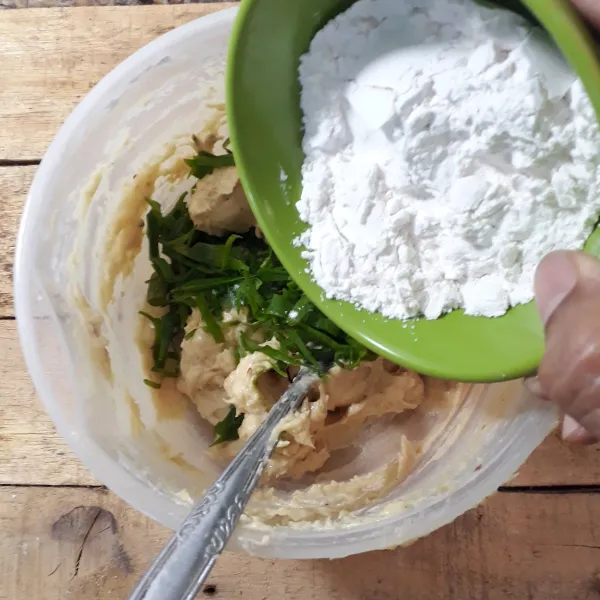 Campur fillet ayam halus dengan daun bawang, tepung tapioka, baking powder. Aduk hingga asal tercampur rata.