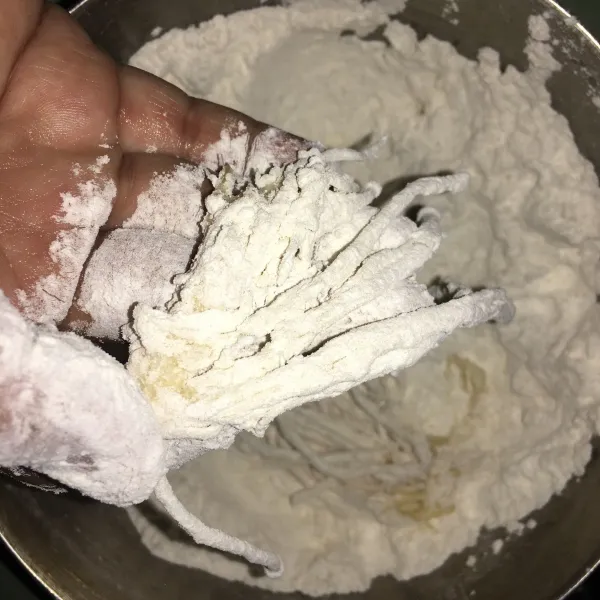 Gulirkan kedalam tepung kering satu persatu sampai habis.
