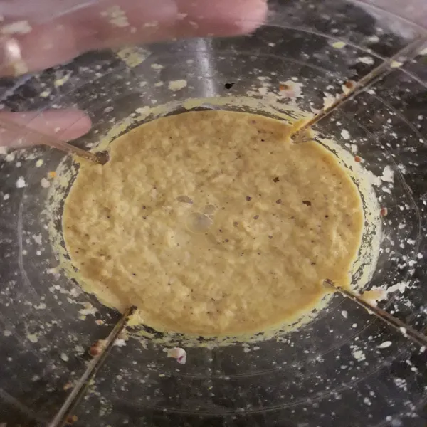 Blender bumbu halus dengan sedikit air.