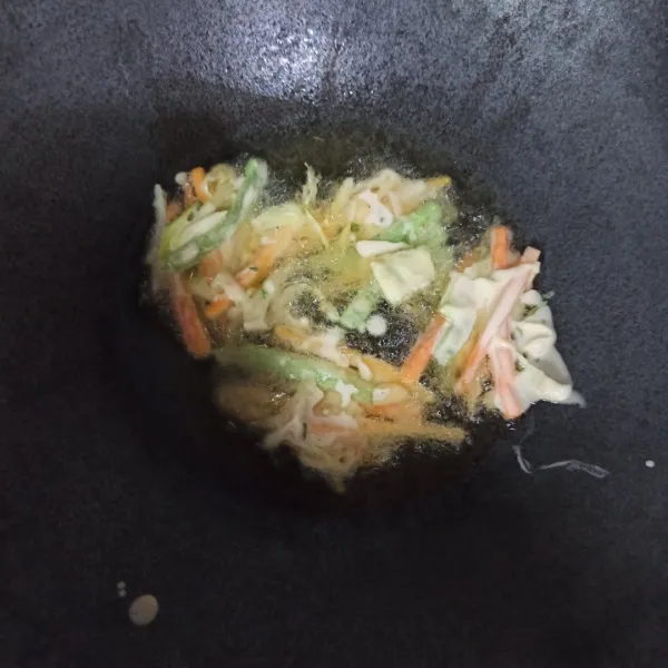 Panaskan minyak, ambil sesendok adonan. Goreng hingga berubah warna.