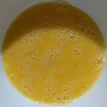 Pertama kocok lepas 3 butir telur.