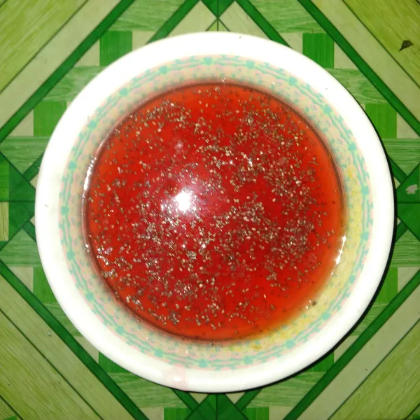 Masukkan chiaseed, aduk rata.