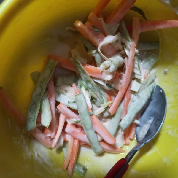 Masukkan sayuran yang sudah dipotong.