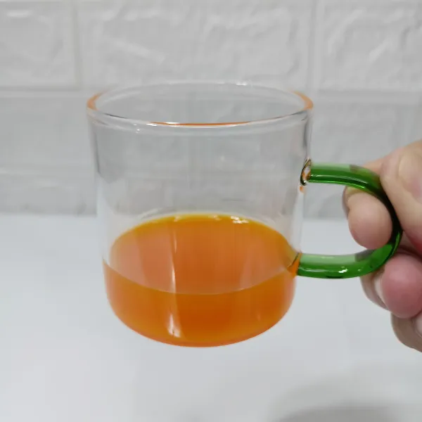 Tuang sirup ke dalam shaker minuman.