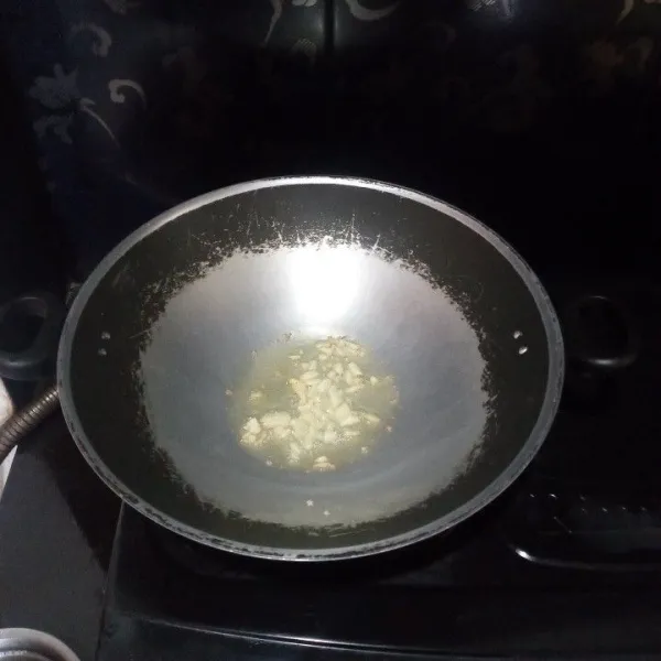 Panaskan 5 sdm minyak, tumis bawang putih hingga harum dan layu.