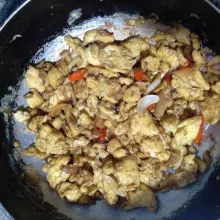 Kemudian campurkan telur ke dalam bumbu, beri garam, penyedap rasa dan kecap. Sajikan selagi hangat.