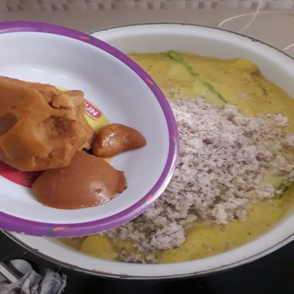 Tambahkan kelapa parut, air kelapa, gula merah dan garam. 
Ungkep sampai air menyusut.