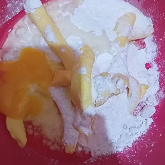 Campurkan telur, gula halus, dan margarin dalam satu wadah