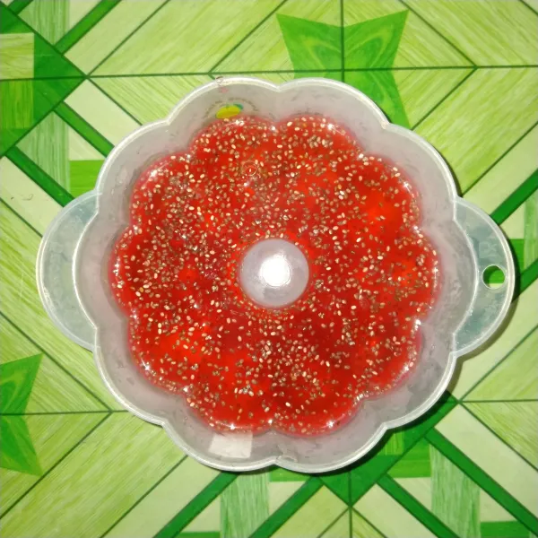 Tuang dalam cetakan, biarkan hingga mengeras.