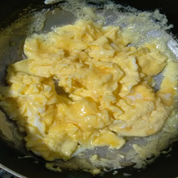 Goreng telur, setelah setengah matang orak arik telur menggunakan spatula. Angkat lalu tiriskan.