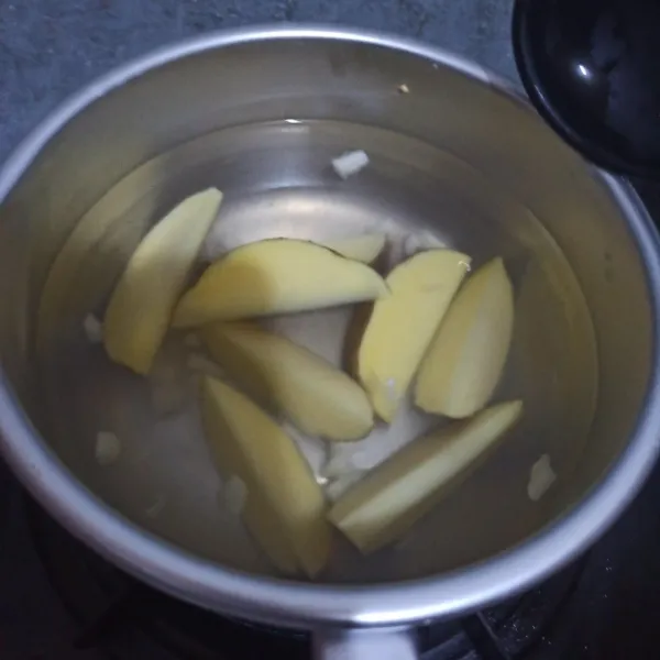 Masukkan kentang, rebus selama 7 menit jika ingin tekstur yang krenyes krenyes. Kalau mau matang max 10 menit saja ya. Kemudian tiriskan.