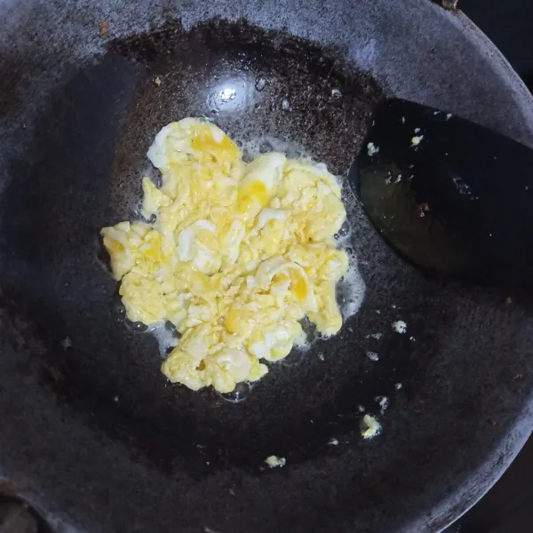 Panaskan minyak, orek telur, sisihkan.