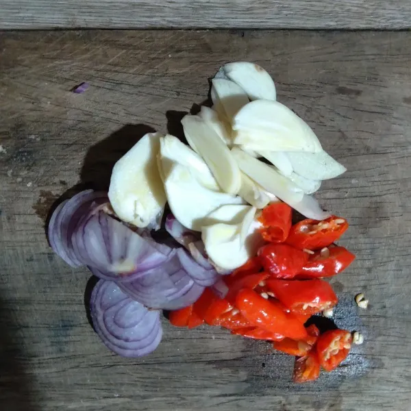 Cincang bawang merah, bawang putih dan cabe rawit.