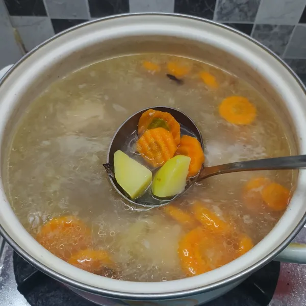 Masukkan kentang, masak ½ matang. Kemudian masukkan wortel, rebus sampai wortel ½ matang.