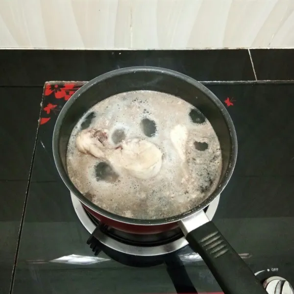 Rebus ayam dengan secukupnya air hingga mendidih. Lalu angkat, tiriskan, dan buang air rebusannya.