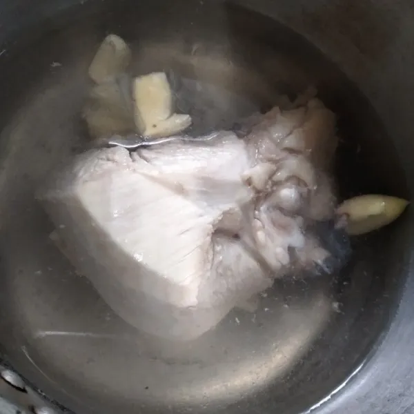 Didihkan air, masukkan ayam ,rebus selama 2-3 menit, buang airnya. Rebus kembali dada ayam dengan bawang putih geprek hingga matang. Angkat dan suwir-suwir