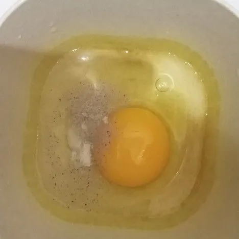 Kocok telur dengan garam dan lada.