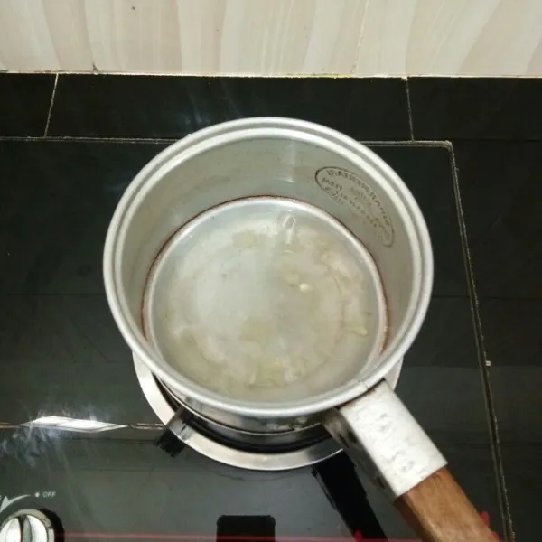 Rebus 250 ml air dan bawang putih hingga mendidih.