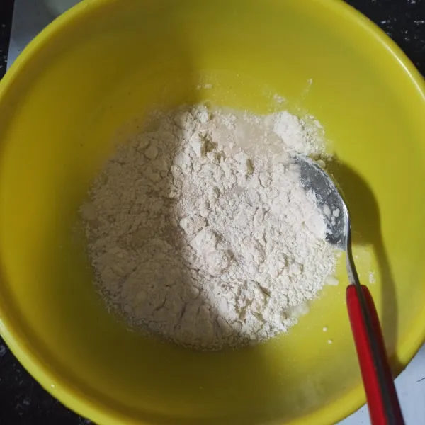 Campur semua tepung, beri garam kaldu jamur dan lada bubuk. Beri air dingin tuang perlahan.
