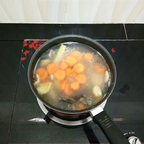 Masukkan wortel, masak hingga semua sayur matang.