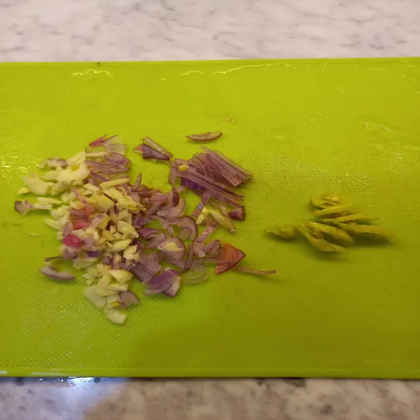 Chop bawang dan cabai muda.